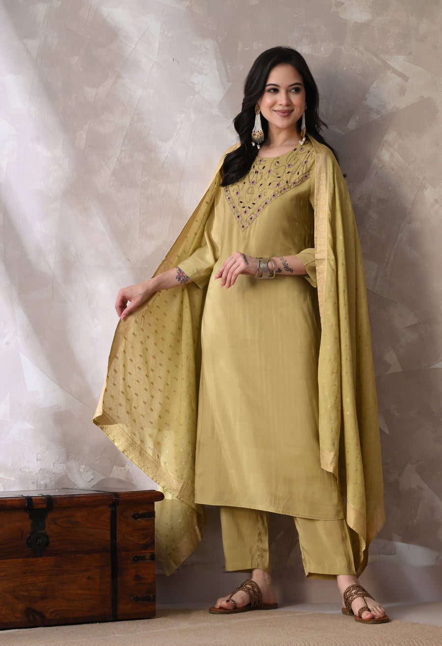 Green Embroidered Round Neck Thread Work Kurta With Trousers & Dupatta